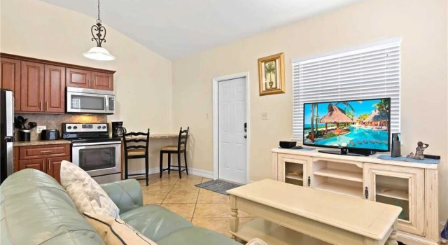 Mangrove Breeze, 3 Bedroom, Fenced Yard, Pets, Walk to Beach, Sleeps 10, Забронировать Отель Отели в центре Форт-Майерс-Бич, в центре