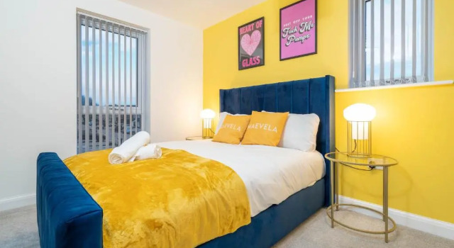 COSY Stylish 2 Bed House ✘ L SHAPE SOFA ☆ FREE PARKING, 2 Car Spaces → With 55 Inch Smart TV, FREE NETFLIX & WIFI - BY MAEVELA®