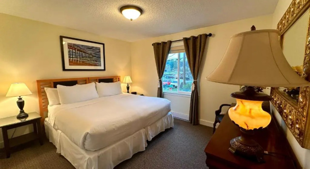 Люкс с 2 комнатами Bayshore Waterfront Inn
