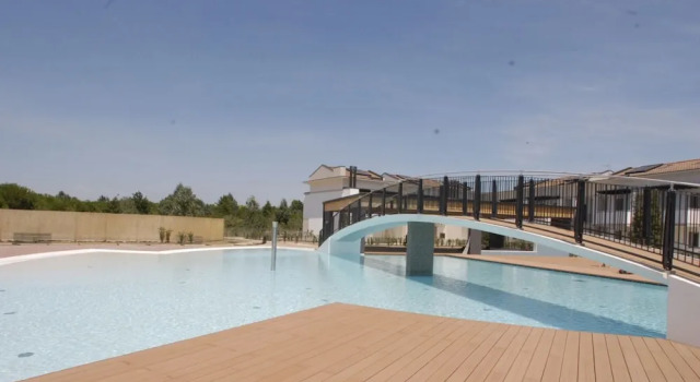 Pool-front Apartment With Fenced Garden and bbq, Забронировать Апартаменты/квартира Бибионе-Пинеда Венето, рядом с Долина Вальгранде