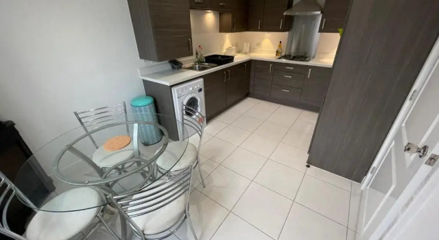 Large Bright King Sized Room - Short Walk From CC, Забронировать Отель Отели Манчестера с парковкой, Парковка