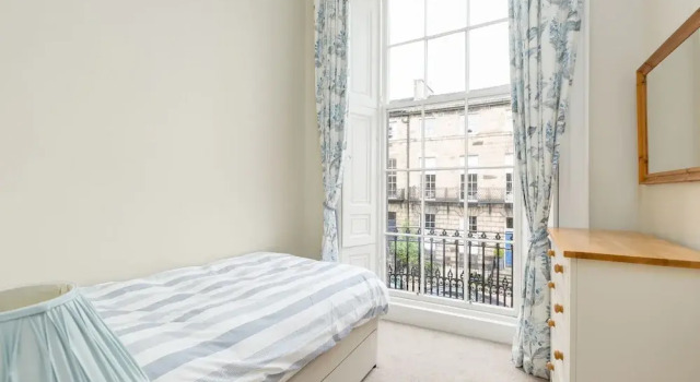 Light and Spacious 2 Bedroom Flat in Heart of Edinburgh