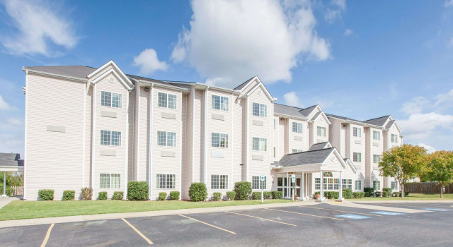 Microtel Inn & Suites by Wyndham Rogers, Varaa Hotelli Hotellit Ozark pysäköinnillä, Pysäköinti
