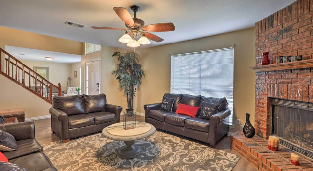 16 Mi to Dtwn Dallas: Spacious Home w/ Yard!