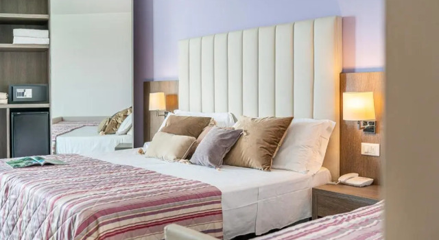 Трёхместный номер Superior с балконом и с частичным видом на море Hotel Karinzia