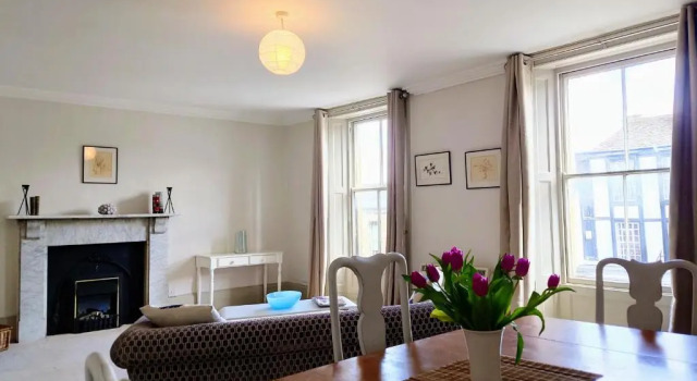 Charming 2 bed apartment in the centre of Burford, Забронировать Апартаменты/квартира Отели в центре Берфорд, в центре
