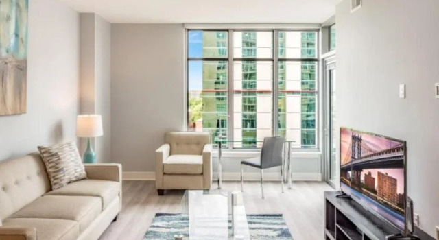 Global Luxury Suites at Woodmont Triangle South, Забронировать Отель Бетесда Washington DC Metropolitan area, рядом с Bethesda Row