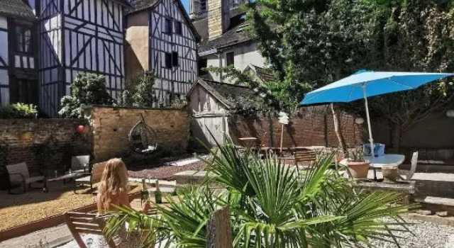 Le Chat De La Cathédrale - Calme - Jardin - Wifi, Забронировать Отель Отели Труа 3 звезды, рядом с Театр Madeleine, 3*