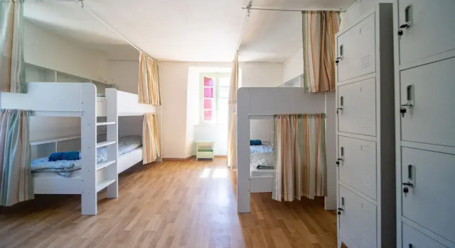 Кровать в общем номере Les Copains à Bord - chambres dhôtes et roulottes