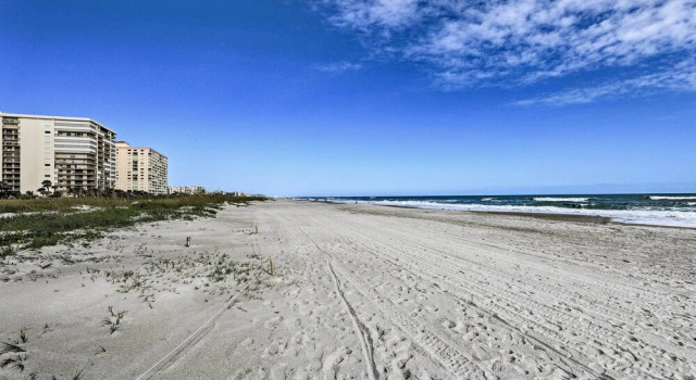 Апартаменты с 3 комнатами с балконом Sunny Cocoa Beach Condo w/ Balcony & Pool Access