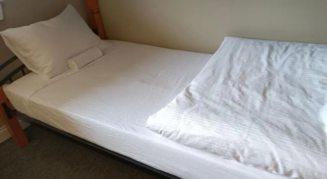 Кровать в общем номере Painted Turtle Guesthouse