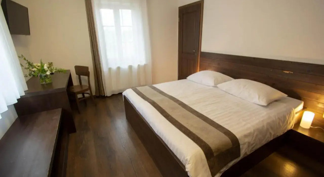 Smrekarjeva Domačija, Prenota Hotel Postumia 