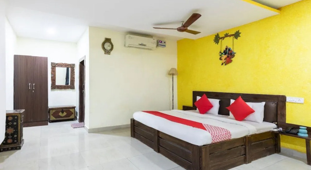 OYO 40130 Samardha Jungle Resort, Varaa Lomakeskus Hotellit New Delhi uima-altaalla, Uima-allas