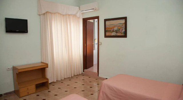 Hostal París, Забронировать Хостел Недорогие отели Коста-де-ла-Лус, недорого