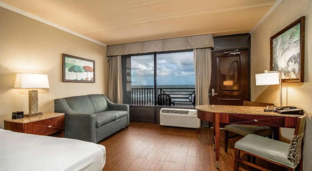 Двухместный номер с балконом и with ocean/pool view La Quinta by Wyndham Cocoa Beach Oceanfront