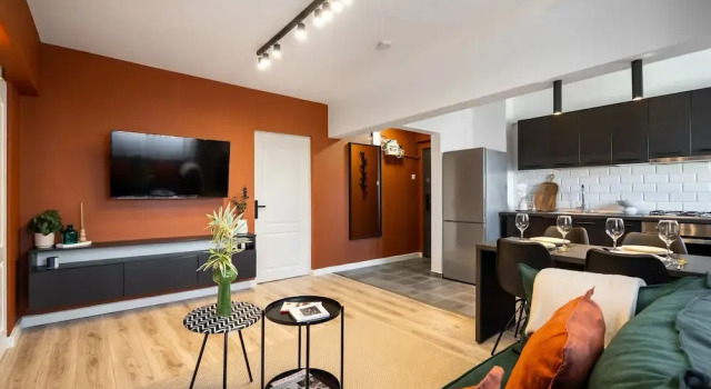 Colorful Bright 2BR on Iconic Calea Victoriei