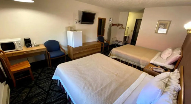 Четырёхместный номер Standard Woodland Inn & Suites