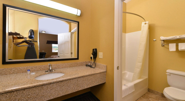 Четырёхместный номер Standard Americas Best Value Inn Tupelo