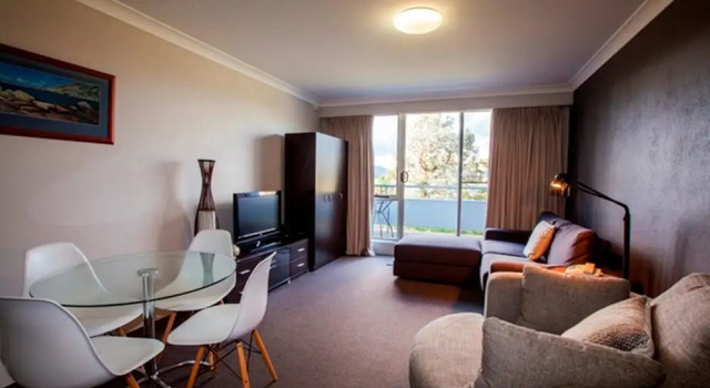 Коттедж с балконом Horizons 414 - Deluxe Lake Front Studio l Pool l Tennis l WiFi
