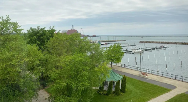 Четырёхместный номер Standard с частичным видом Clarion Hotel Conference Center on Lake Erie