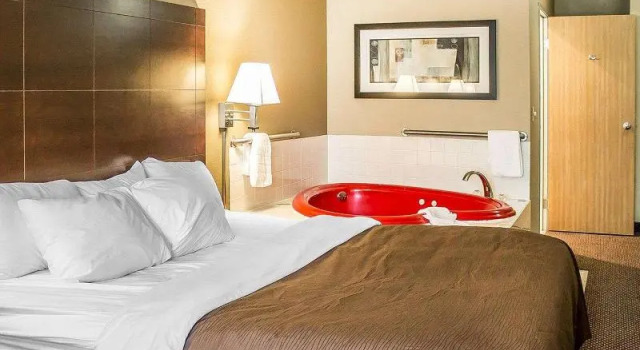 Люкс Quality Inn & Suites Sturgeon Bay