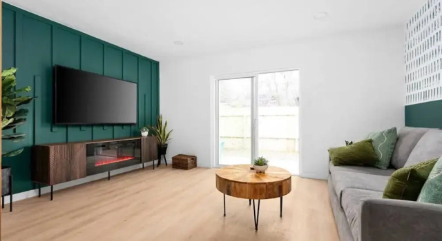 Fast Wifi Desks  SoCo DT Zilker -Pet