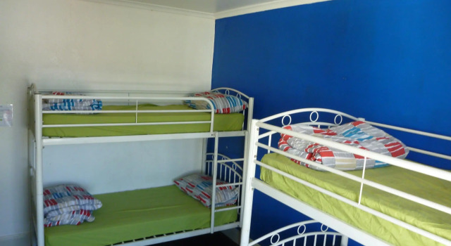 Кровать в общем номере Adelaide Travellers Inn Backpackers Hostel