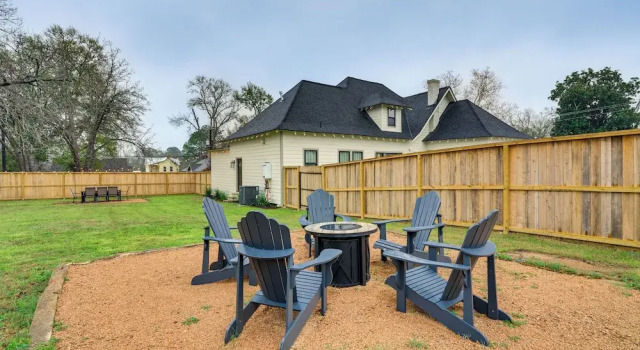 Коттедж 1/2 Mi to Downtown Shops: Brenham Home w/ Fire Pit