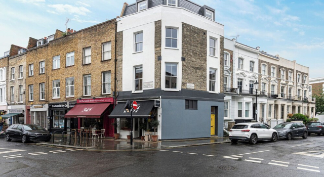 Elegant Flat Near Notting Hill by Underthedoormat
