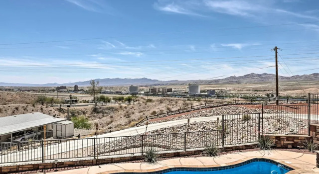 Коттедж с 3 комнатами с балконом Bullhead City Home w/ Private Pool, Hot Tub & View