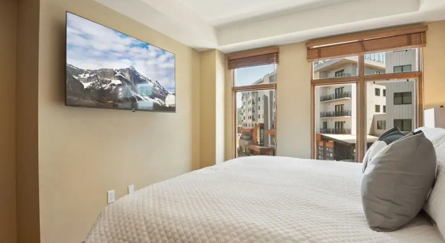 Номер Deluxe c 1 комнатой с балконом Unequalled Ski in Out, Next to Gondola, Sundial hotel room, Pool, Hot tub, Condo Nast Winner C316A