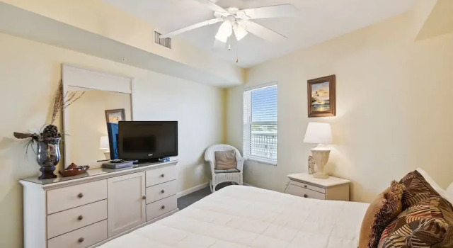 Seacrest 504 is a Gulf Front 2 BR on Okaloosa Island by RedAwning, Varaa Hotelli Hotellit Emerald Coast uima-altaalla, Uima-allas