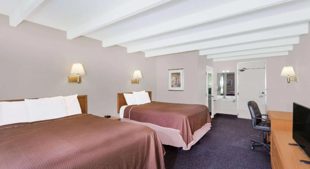 Четырёхместный номер Standard Howard Johnson by Wyndham Vero Beach / Downtown