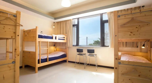 Кровать в общем номере Dali Yi International Hostel