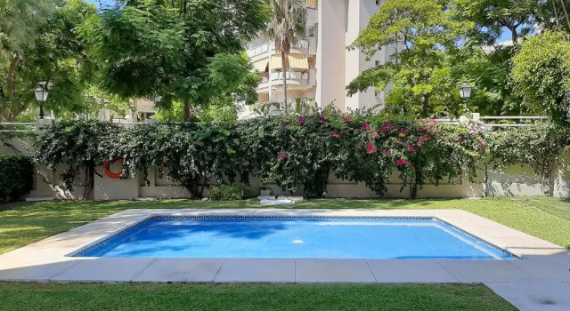 Апартаменты Apartamentos LOLA y MANUELA en primera línea playa Carihuela con excelente Terraza-jardin de 80 m2 frente al Mar con aparcamiento privado Ideal para descansar oyendo las olas del Mar