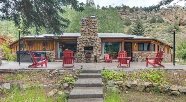 Коттедж Charming Idaho Springs Retreat on Chicago Creek!