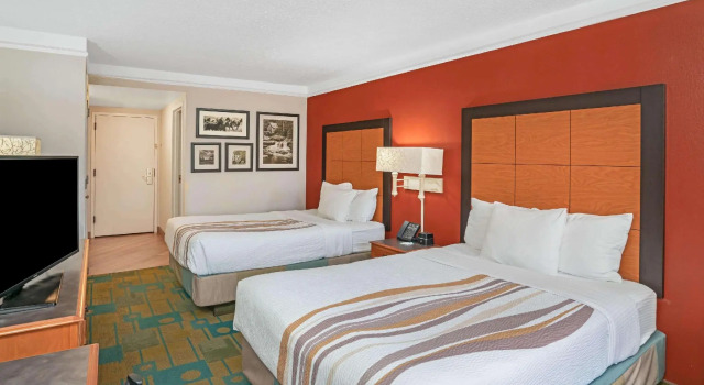 Четырёхместный номер Executive La Quinta by Wyndham Kingsport Tri Cities Airport