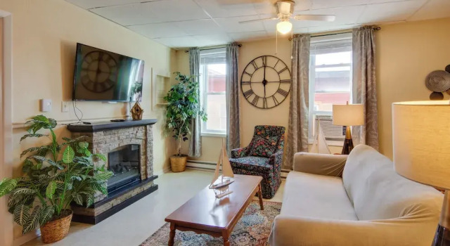 Balcony + Scenic Views: Chautauqua Lake Retreat, Rezervasyon Otel Chautauqua New York State