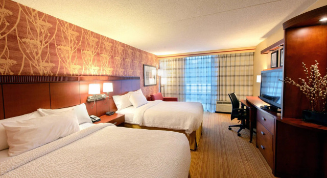 Четырёхместный номер Standard Courtyard by Marriott Canton