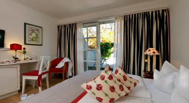 Двухместный номер Standard с балконом Romantik Hotel & Restaurant Hirsch