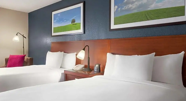 Четырёхместный номер Standard c 1 комнатой DoubleTree by Hilton DFW Airport North