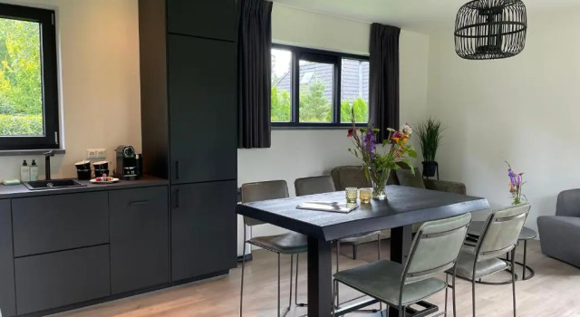 The Black Oak - Luxe bungalow met prive sauna, Rezerwuj Hotel Hotele w Veluwe z parkingiem, Parking
