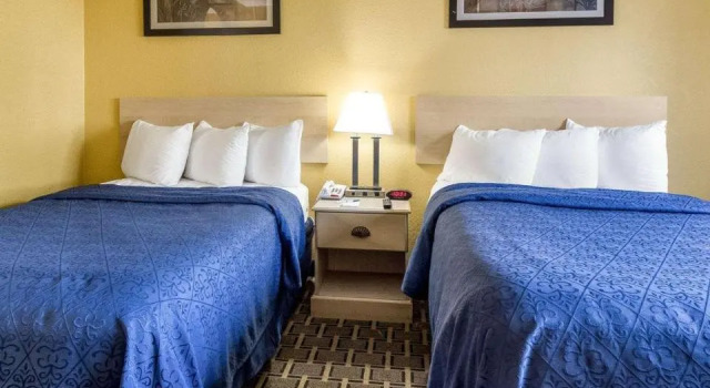 Четырёхместный номер Standard с балконом Quality Inn & Suites Corpus Christi Beachside