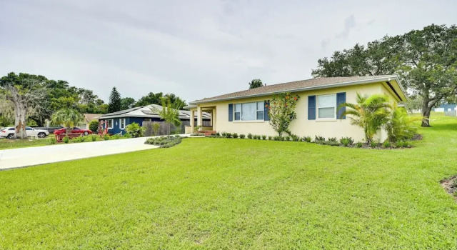 Sunny Lake Wales Getaway - 1 Mi to Downtown, Забронировать Дом для отпуска Отели Lakeland - Winter Haven с парковкой, Парковка