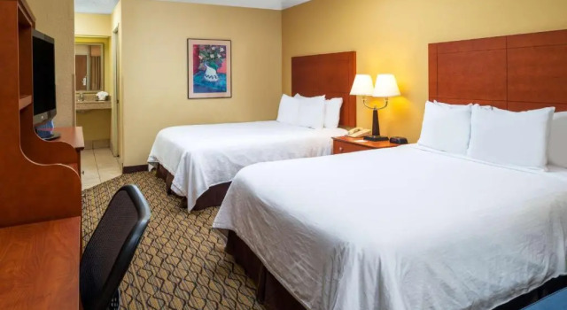 Четырёхместный номер Standard Days Inn and Suites Scottsdale