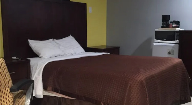 Четырёхместный номер Standard Crenshaw Inn Motel