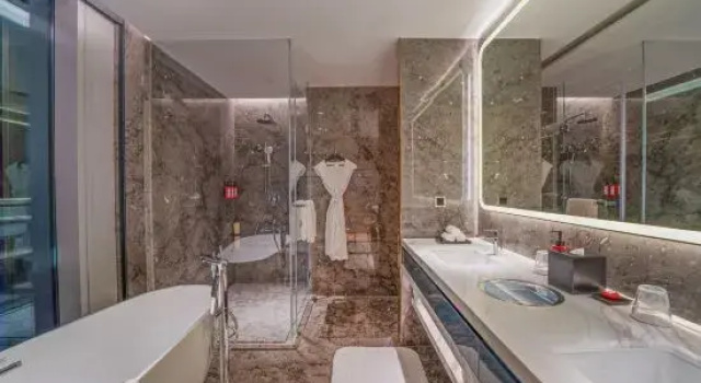 Standard Vierer Zimmer mit Stadtblick ME Hotel