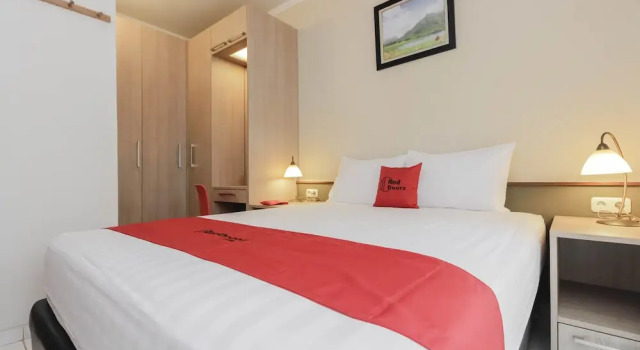 Standard Double room RedDoorz Syariah Plus @ Jatibening