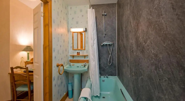 Семейный номер Falls of Lora Hotel