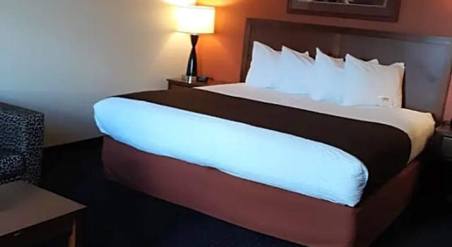 Двухместный номер Standard AmericInn by Wyndham Cedar Rapids Airport